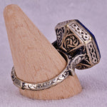 Ring mit handgraviertem Lapislazuli